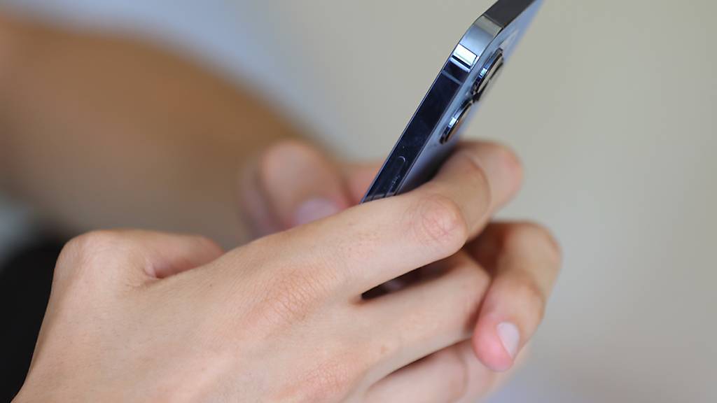 Jugendliche sollen an den Schulen nicht von ihrem privaten Smartphone abgelenkt werden. Kantonale Vorgaben wird es dazu in Schwyz aber nicht geben. (Symbolbild)