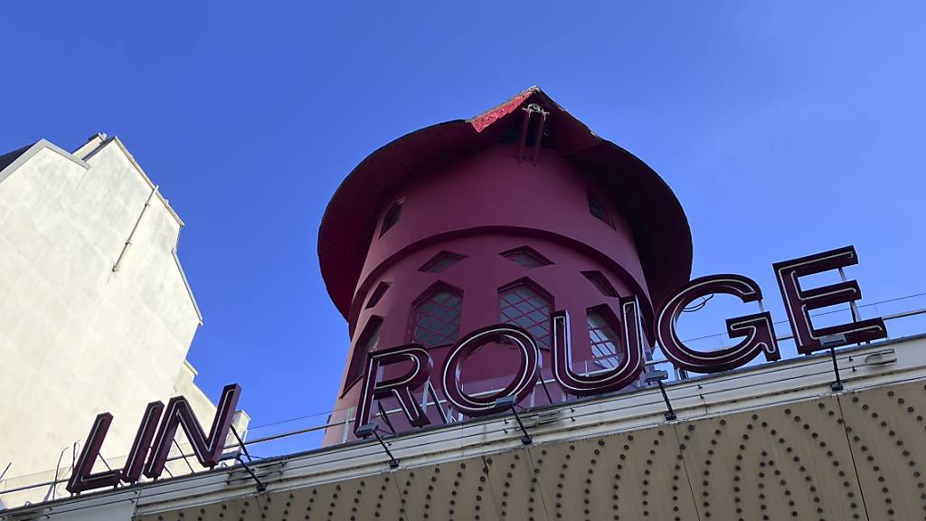 Die Fassade des Kabaretts «Moulin Rouge» (Rote Mühle). Foto: Oleg Cetinic/AP/dpa