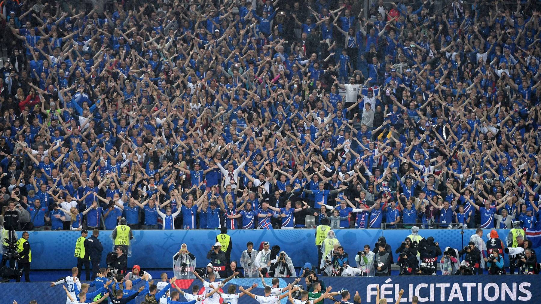Die Unterstützung der Fans des Isländischen Teams.