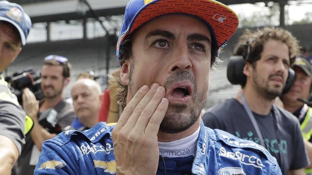 Fernando Alonso mit nachdenklichem Blick zur Anzeigetafel.