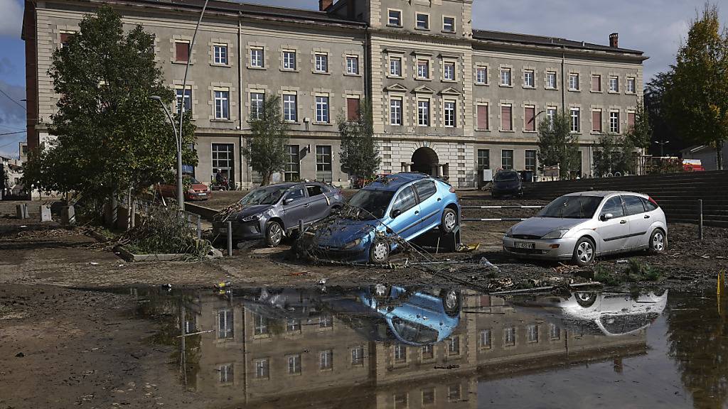 Aufgebockte Autos in der französischen Ortschaft Rive-de-Gier.