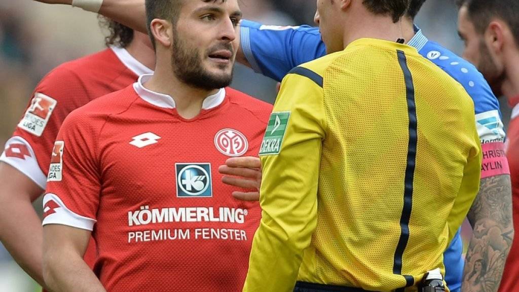 Mainz' Giulio Donati diskutiert mit dem Referee nach seinem Platzverweis