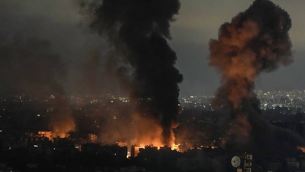 Flammen und Rauch steigen auf nach einem israelischen Luftangriff in Dahieh, Beirut, Libanon. Foto: Bilal Hussein/AP/dpa