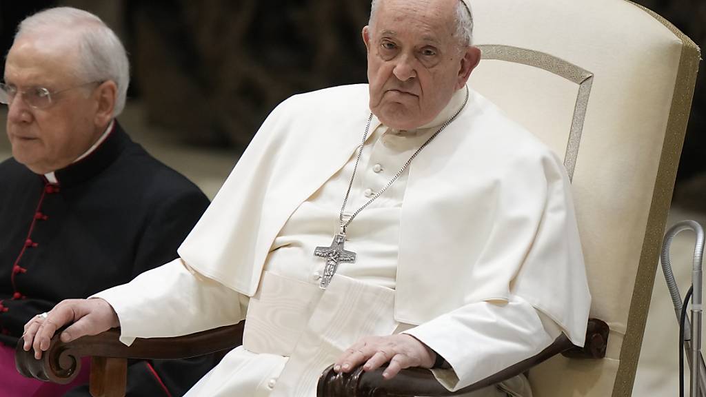 Papst Franziskus sitzt in einem Stuhl bei seiner wöchentlichen Generalaudienz. Foto: Andrew Medichini/AP/dpa