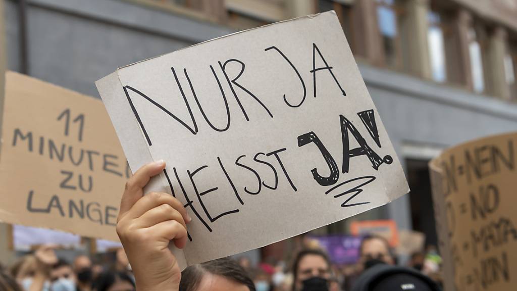 Eine Menschenmenge demonstriert gegen ein mildes Strafurteil in einem Vergewaltigungsfall in Basel. Laut SP-Landrätin Chiara Gisler seine milde Urteile mitunter ein Grund dafür, dass Betroffene keine Anzeige erstatteten. (Symbolbild)
