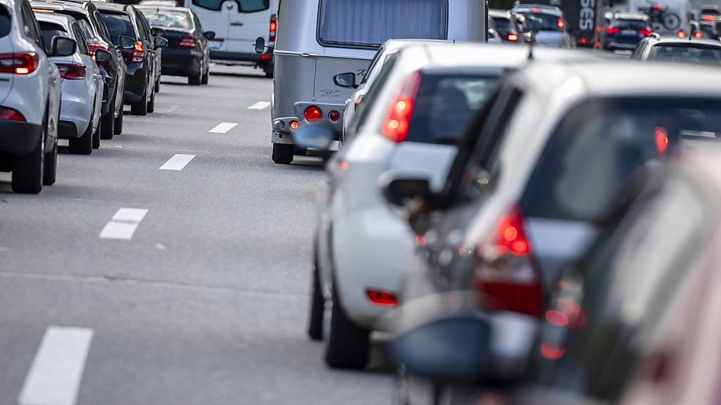 Am Freitag hat sich vor dem Gotthard-Nordportal in Fahrtrichtung Süd ein zehn Kilometer langer Stau gebildet (Archivbild)