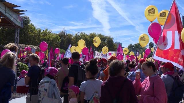 „Enough 2018“ — Frauen demonstrieren für Gleichberechtigung