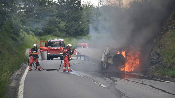 Auto geht in Flammen auf