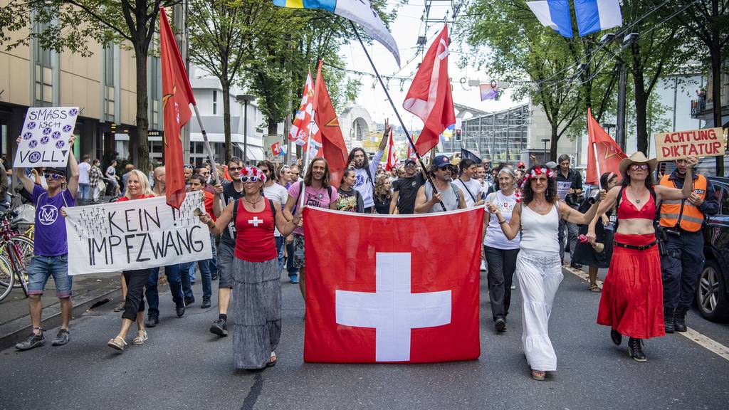 Mehrere 100 Demonstranten protestieren gegen die Corona Massnahmen in der Stadt Luzern am Samstag, 11. September 2021. (KEYSTONE/Urs Flueeler)