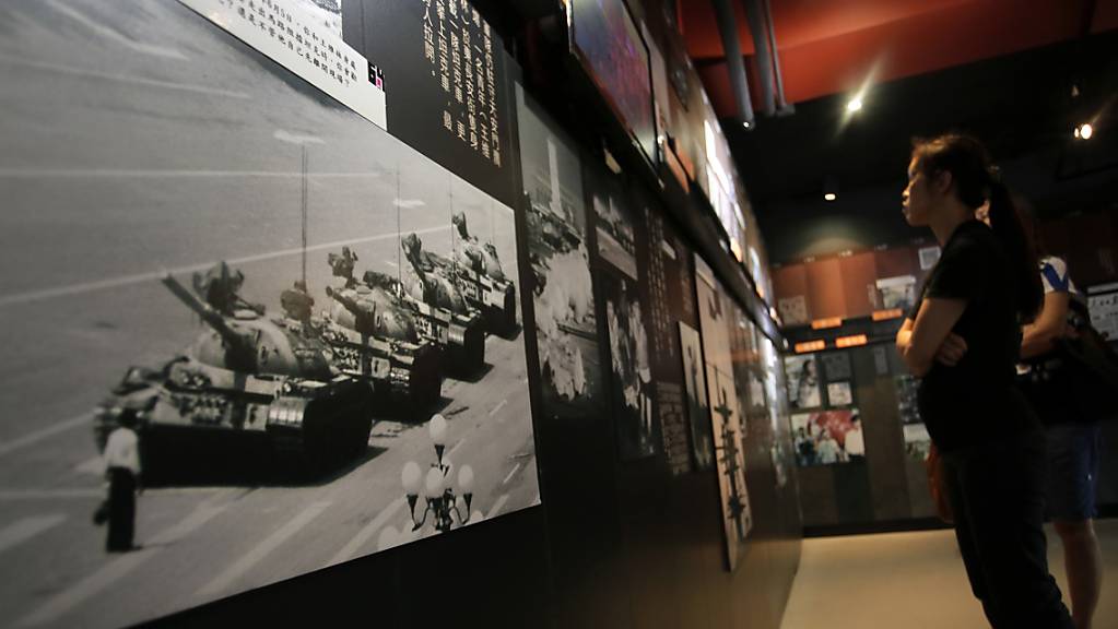 Der Fotograf Charlie Cole, der mit dem berühmt gewordenen Foto des «Tank Man» die Niederschlagung der Proteste auf dem Pekinger Tiananmen-Platz im Jahr 1989 dokumentierte, ist im Alter von 64 Jahren gestorben.