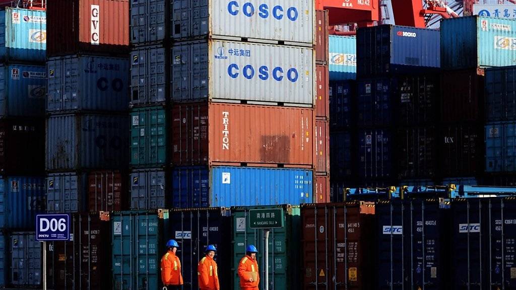 Mitarbeiter des Containerhafens in Quingdao in Ostchina: Für Schweizer Firmen sind die Aussichten für Exporte nach China sehr gut.