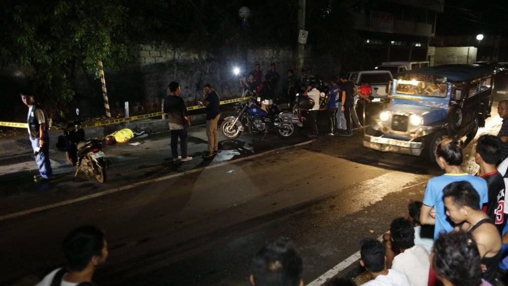 Der philippinische Präsident Duterte greift im Kampf gegen Drogenkriminalität hart durch: Der Tod eines mutmasslichen Drogendealers im Süden Manilas sorgt für einen Menschenauflauf in den Strassen.