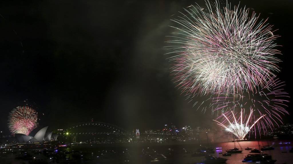 Die ersten Feuerwerke gingen in Sydney schon ab.