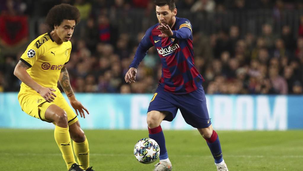 Barcelona's Lionel Messi zieht an Dortmund-Spieler Axel Witsel vorbei.