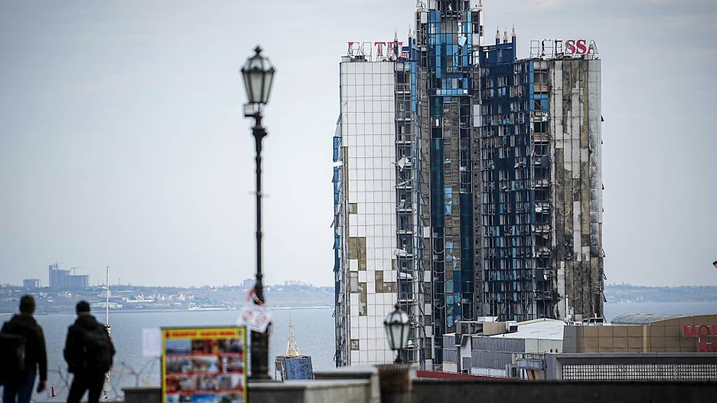 ARCHIV - Das zerstörte Hotel Odessa ist am Morgen in der Hafenstadt zu sehen. Das Hotel wurde am 25. September 2023 von russischen Marschflugkörpern getroffen. Foto: Kay Nietfeld/dpa