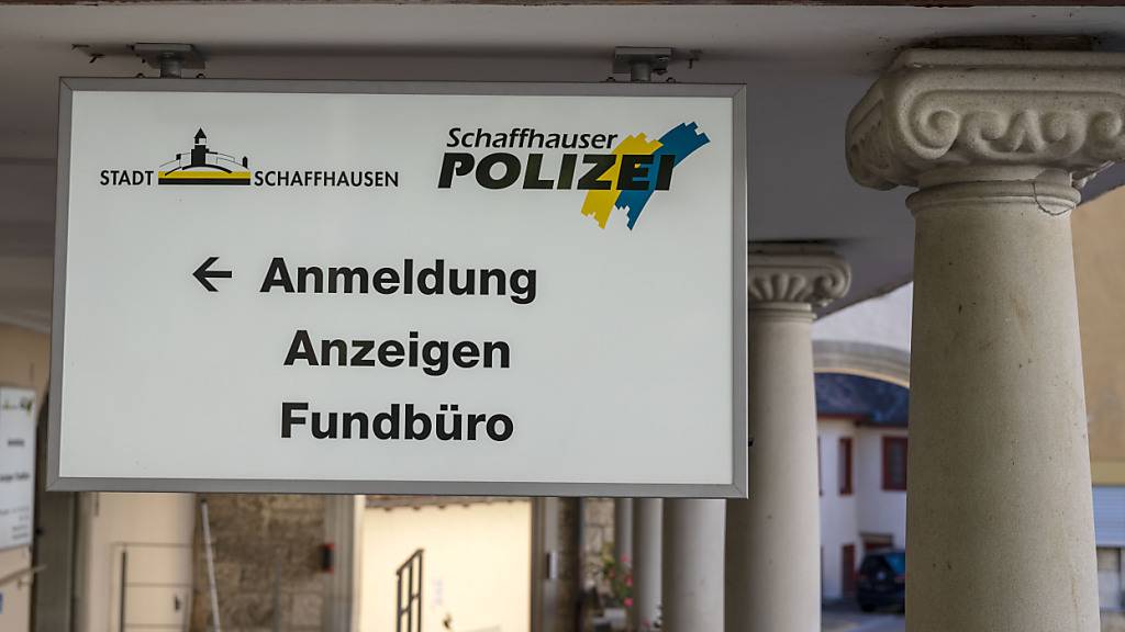 Ein 91-jähriger Autofahrer ist am Sonntagnachmittag in Schaffhausen von der Fahrbahn aufs Trottoir geraten. Dabei kollidierte er mit einer 77-jährigen Fussgängerin und einem 87-jährigen Fussgänger und verletzte sie schwer. (Symbolbild)