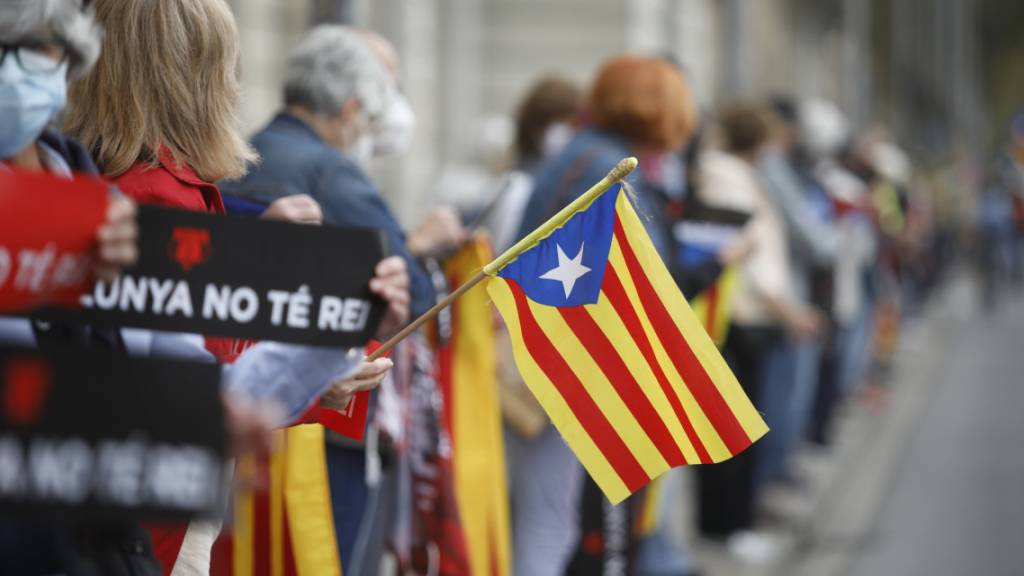Demonstranten mit katalanischen Unabhängigkeitsfahnen protestieren in Barcelona gegen den Besuch des spanischen Königs Felipe. Foto: Kike Rincón/EUROPA PRESS/dpa