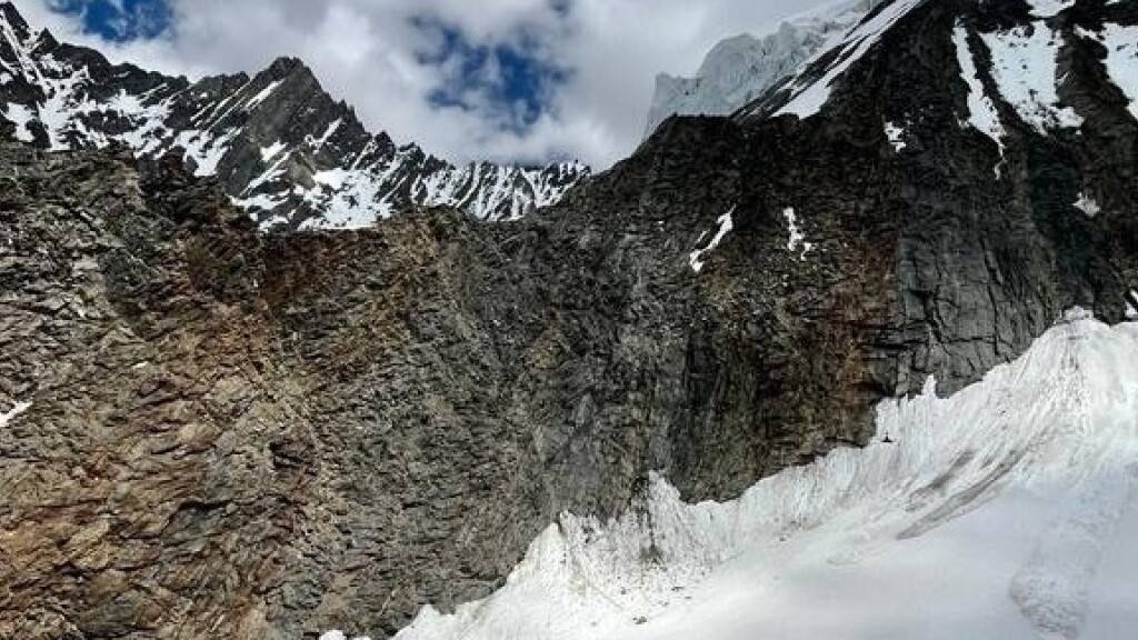 Die Frau stürzte beim Abstieg vom Dom etwa 30 Meter in die Tiefe.