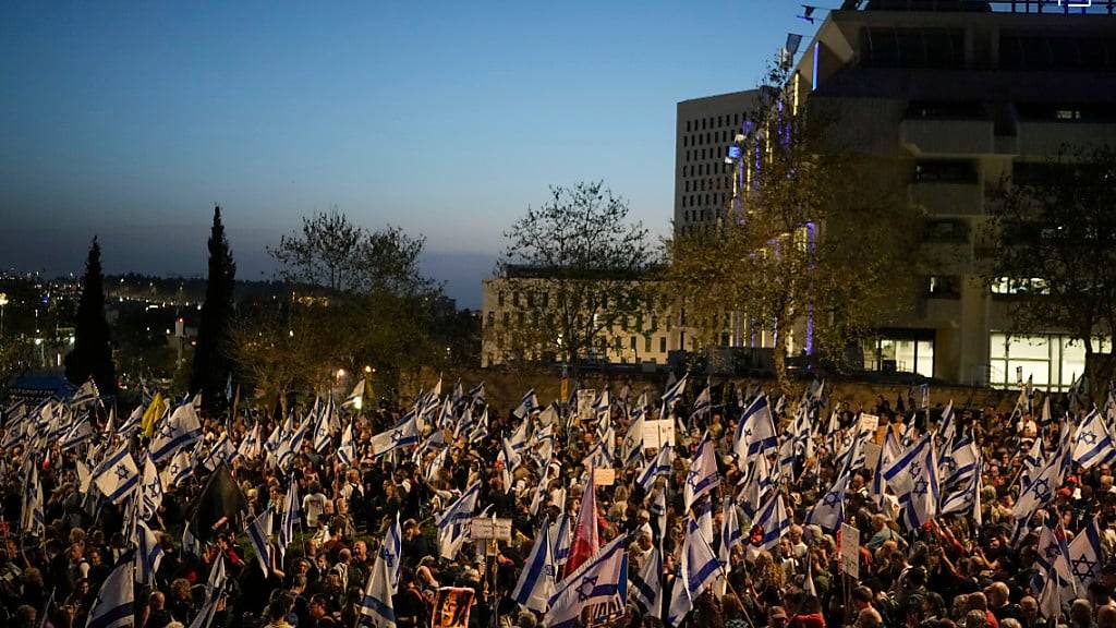 Menschen protestieren gegen die Regierung des israelischen Ministerpräsidenten Netanjahu und fordern die Freilassung der Geiseln, die im Gazastreifen von der Hamas festgehalten werden, vor der Knesset, dem israelischen Parlament. Foto: Leo Correa/AP/dpa