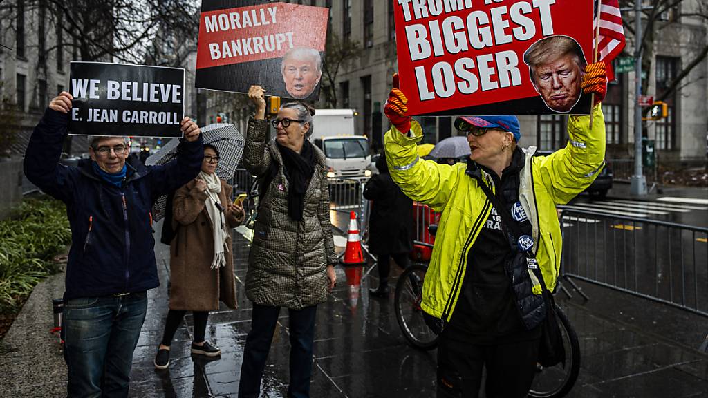 Demonstranten protestieren vor dem Bundesgericht gegen den ehemaligen US-Präsidenten. Foto: Peter K. Afriyie/AP/dpa