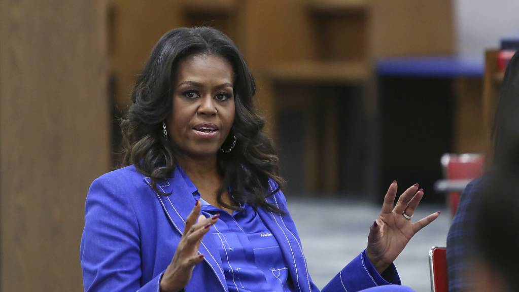 Michelle Obama spricht an ihrer ehemaligen Schule, der Whitney M. Young Magnet High School. Die frühere First Lady ist mit dem sogenannten Freedom Award ausgezeichnet worden. Das teilte das National Civil Rights Museum in Memphis im US-Bundesstaat Tennessee mit.