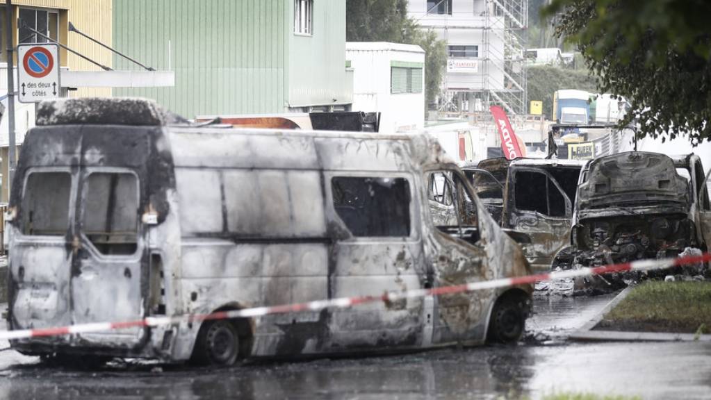 Die Täter steckten den Geldtransporter und mehrere weitere Fahrzeuge in Brand. Sie erbeuteten schätzungsweise bis zu 25 Millionen Franken. (Archivbild)