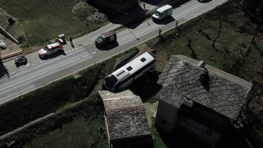 Unfall in Stalden im Wallis: Ein Bus geriet auf die Gegenfahrbahn, streifte den entgegenkommenden Reisecar und kam anschliessend bei einem Stall zum Stillstand.