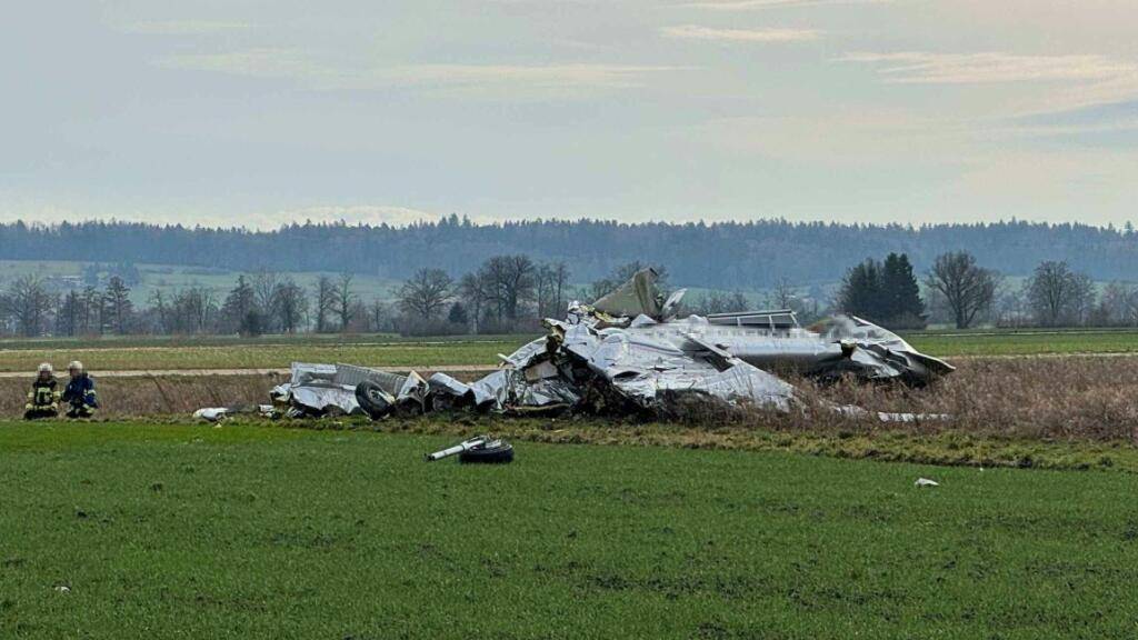 Beim Absturz des einmotorigen Flugzeugs nahe des Flughafens Grenchen SO kam der Pilot ums Leben. Die elf elf Fallschirmspringer waren zuvor abgesprungen.