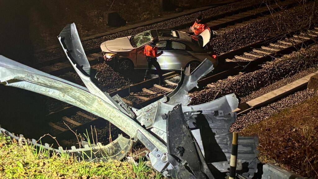 In Rickenbach Sulz stürzte in der Nacht auf Samstag ein Auto auf das Bahngleis.