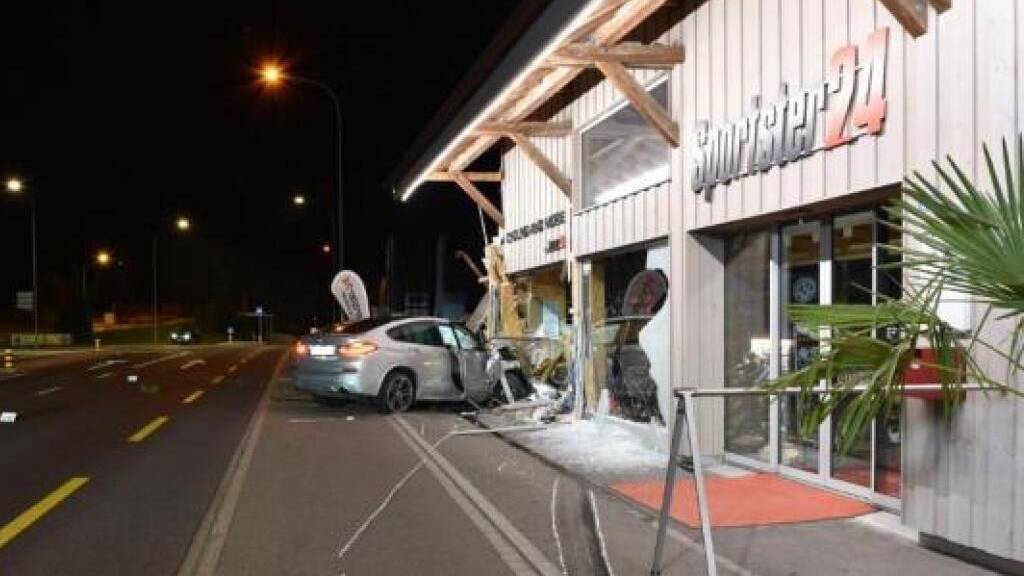 In Uitikon-Waldegg verlor ein Autolenker die Kontrolle und sein leistungsstarkes Fahrzeug und prallte gegen eine Hausfassade.