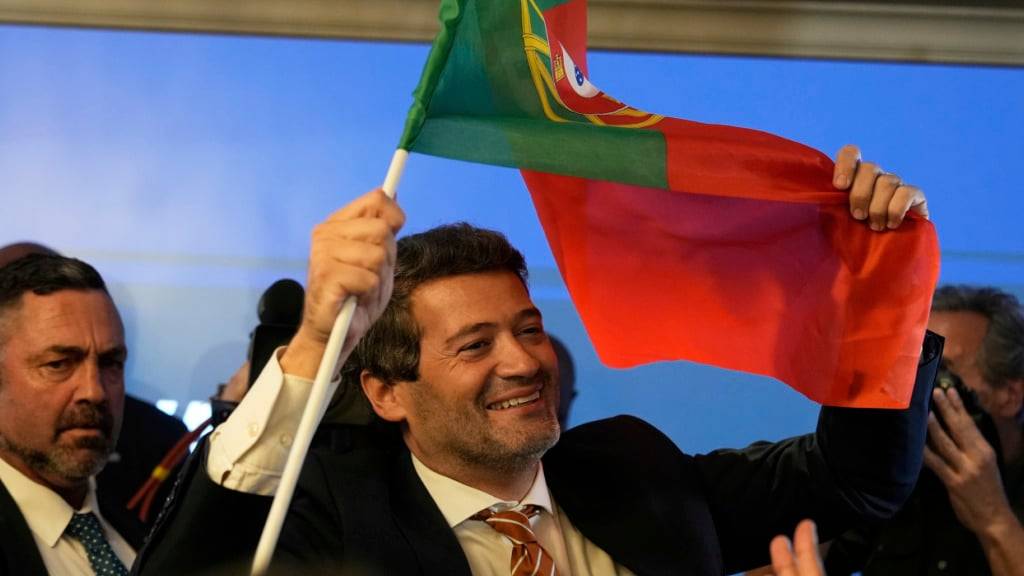ARCHIV - Der Vorsitzende der rechtspopulistischen Partei Chega, Andre Ventura, hält nach den portugiesischen Parlamentswahlen eine portugiesische Flagge. (zu dpa: «Rechtspopulisten in Portugal jetzt allein auf Platz zwei») Foto: Ana Brigida/AP/dpa