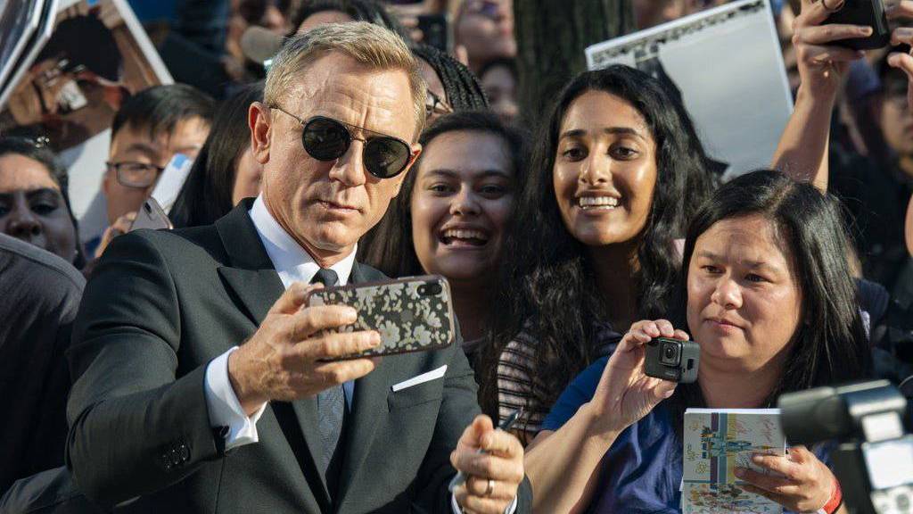 Wann kann Daniel Craig wieder mit Fans posieren und sich als James Bond selbst im Kino sehen?
