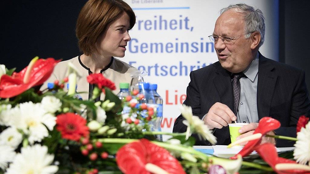 Bundespräsident Johann Schneider-Ammann und FDP-Präsidentin Petra Gössi diskutieren an der FDP-Delegiertenversammlung vom Samstag in Montreux miteinander.