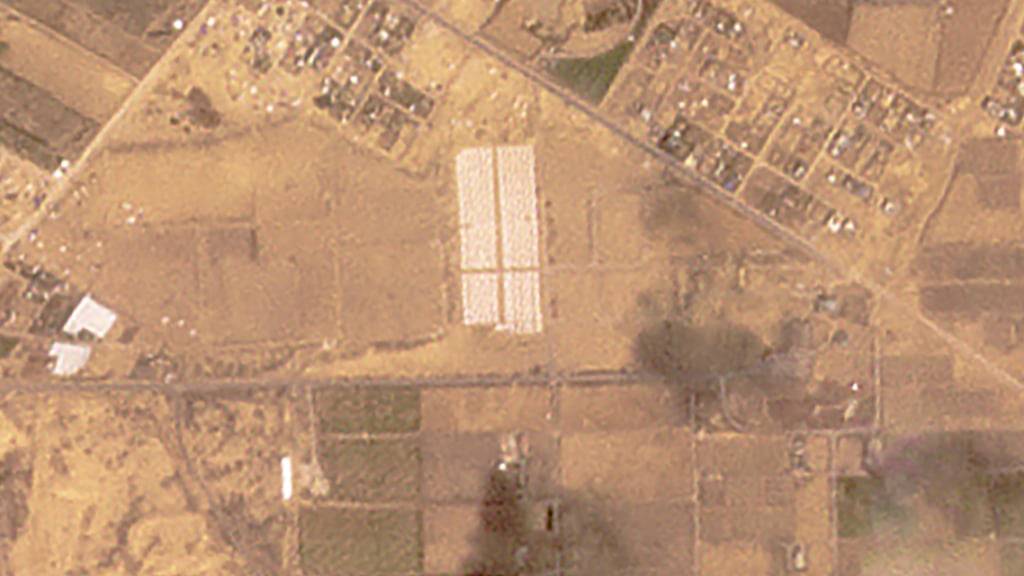 HANDOUT - Dieses Satellitenbild von Planet Labs PBC zeigt den Bau von Zelten in der Nähe von Chan Junis im Gazastreifen. Foto: Uncredited/Planet Labs PBC/AP/dpa - ACHTUNG: Nur zur redaktionellen Verwendung bis zum 6. Mai 2024 im Zusammenhang mit der aktuellen Berichterstattung und nur mit vollständiger Nennung des vorstehenden Credits