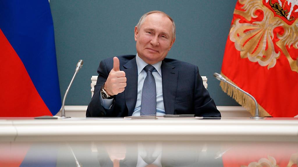 Wladimir Putin, Präsident von Russland, zeigt während einer Videokonferenz mit dem türkischen Präsidenten Erdogan mit dem Daumen nach oben.