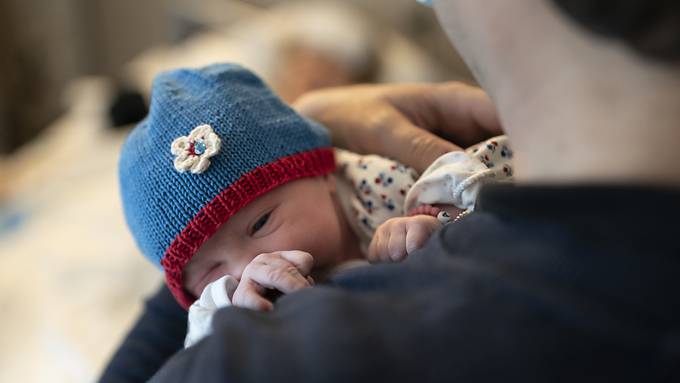 Bundesrat setzt Vaterschaftsurlaub auf Anfang 2021 in Kraft