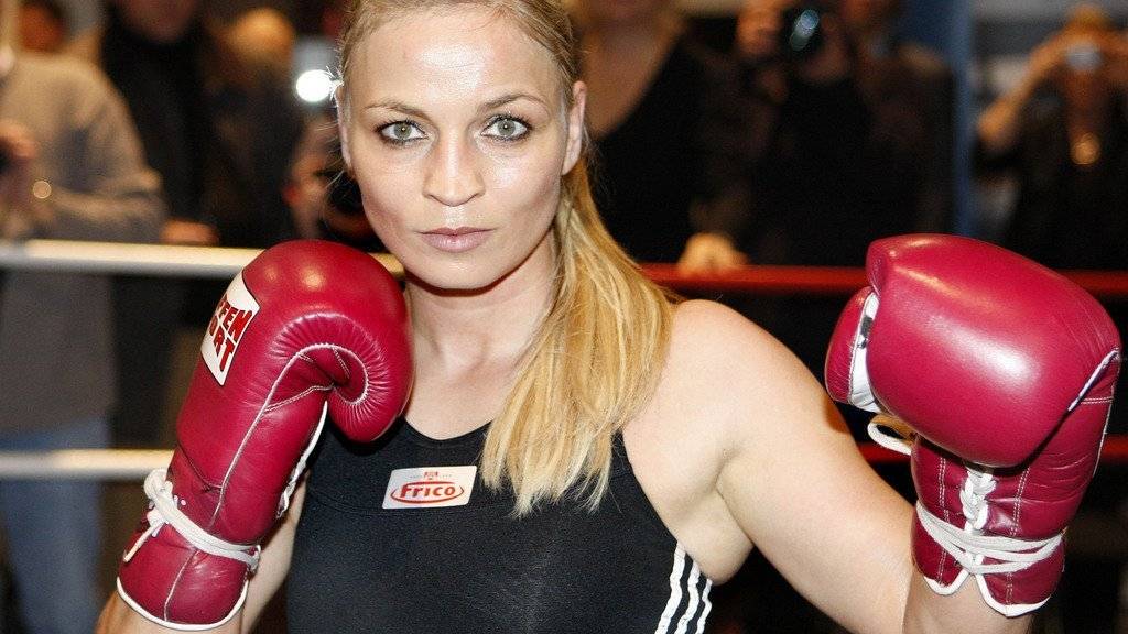 Bitte nicht schlagen: Ein Spruch, den Männer, die sich für die deutsche Ex-Boxweltmeisterin Regina Halmich interessieren, lieber unterlassen. (Archivbild)