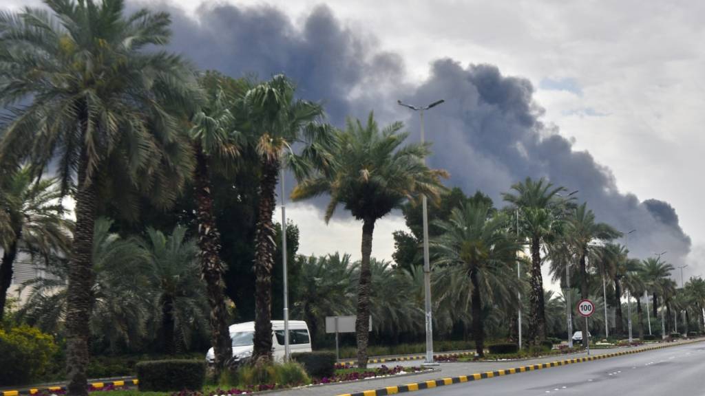 ARCHIV - Rauch steigt aus dem internationalen Flughafen von Kuwait nach einem Drohnenangriff auf ein Treibstofflager auf. Foto: Uncredited/AP/dpa