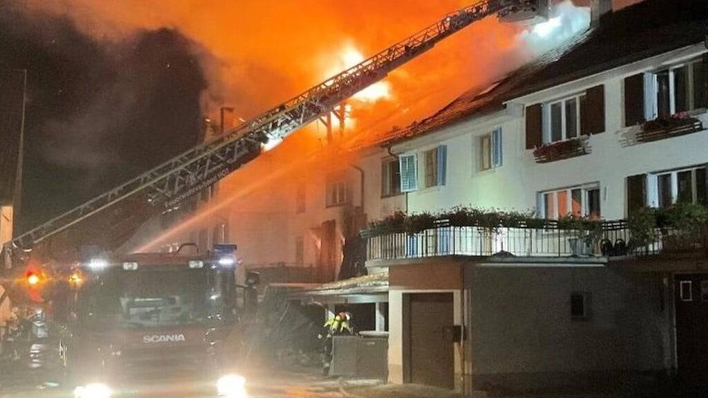 Der Brand in Hallau SH wurde von einem Grossaufgebot der Feuerwehr bekämpft.