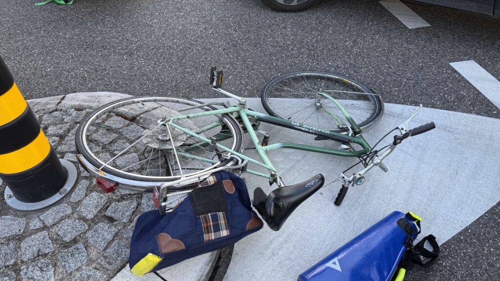 Die Wucht des Aufpralls schleuderte den Velofahrer über die Motorhaube des ersten Autos hinweg in ein weiteres Fahrzeug.