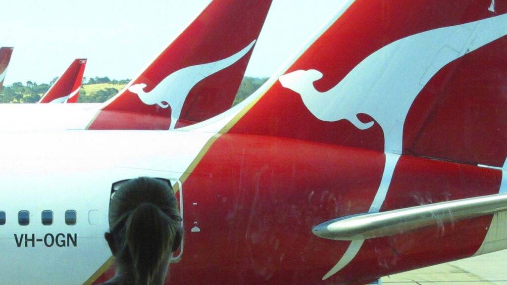 Die australische Fluggesellschaft Qantas hat für das erste Geschäftshalbjahr einen Milliardenverlust ausgewiesen. (Archivbild)