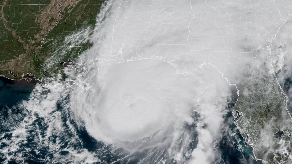 HANDOUT - Dieses von der National Oceanic and Atmospheric Administration (NOAA) via AP zur Verfügung gestellte GeoColor-Satellitenbild von GOES-19 zeigt den Hurrikan «Isaias», wie er sich der Golfküste von Alabama und Florida nähert. Foto: Uncredited/National Oceanic and Atmospheric Administration/AP/dpa - ACHTUNG: Nur zur redaktionellen Verwendung im Zusammenhang mit der aktuellen Berichterstattung und nur mit vollständiger Nennung des vorstehenden Credits