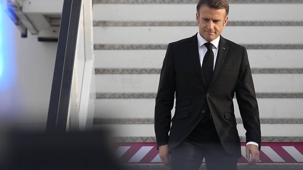 Emmanuel Macron kommt auf dem Flughafen Ben Gurion in Tel Aviv an. Foto: Christophe Ena/AP Pool/AP