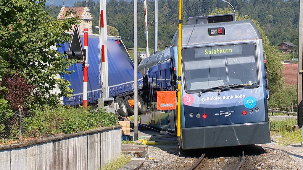 Regionalzug kollidiert in Aarwangen BE mit LKW - Zwei Leichtverletzte