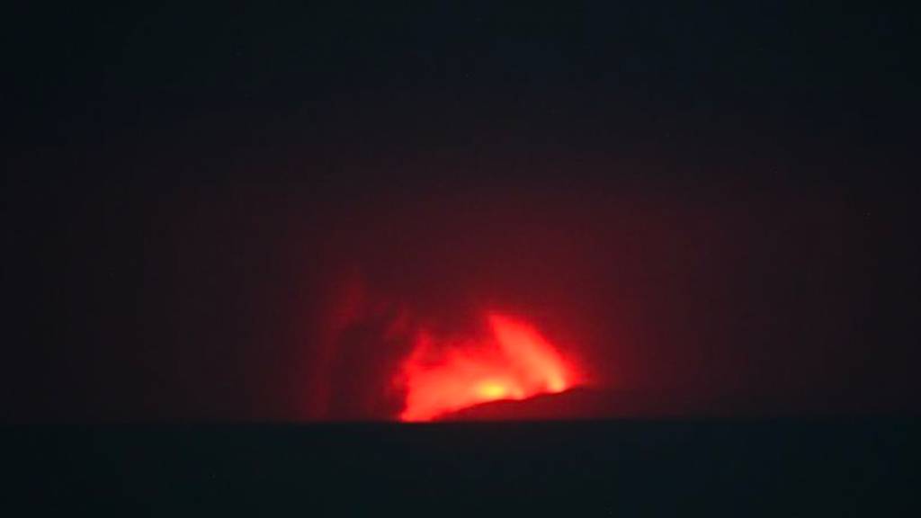 HANDOUT - Ausbruch des Anak Krakatau in der Sundastraße. Foto: Uncredited/PVMBG/AP/dpa - ACHTUNG: Nur zur redaktionellen Verwendung und nur mit vollständiger Nennung des vorstehenden Credits