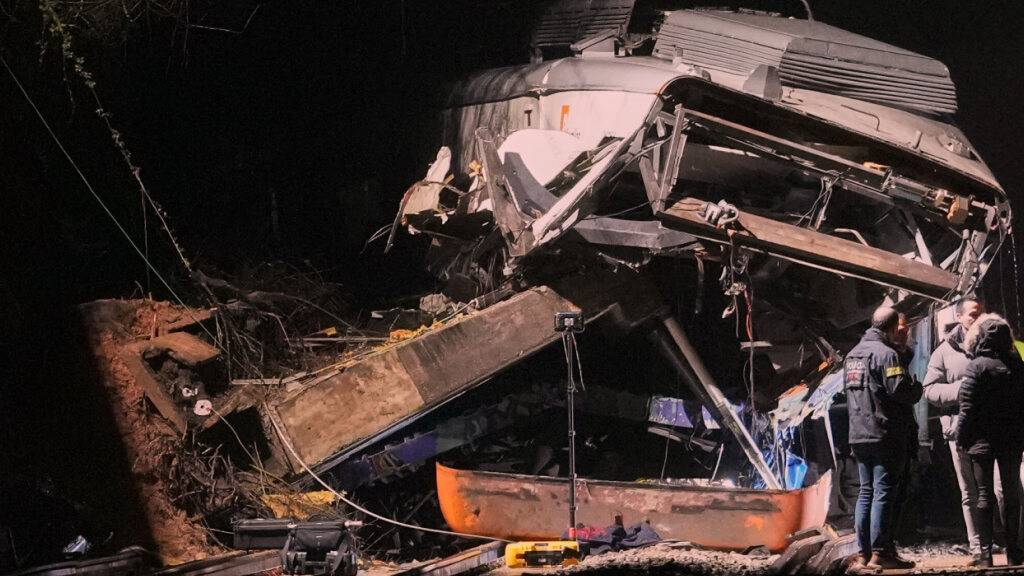 dpatopbilder - Einsatzkräfte arbeiten am Ort der Entgleisung eines Pendlerzuges. Foto: Joan Mateu Parra/AP/dpa
