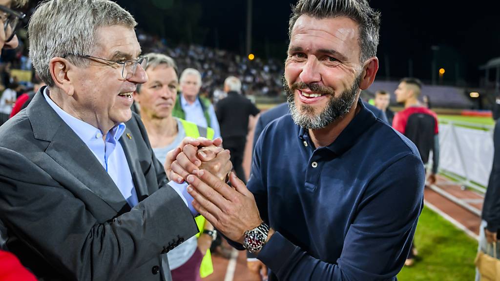 Hoher Besuch: Sogar der IOC-Präsident Thomas Bach (li.) gratulierte Stade Lausanne-Ouchy und dessen Trainer Anthony Braizat zum erstmaligen Aufstieg in die Super League