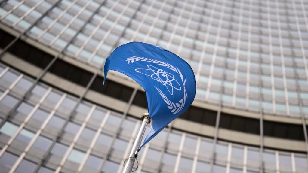 Eine Flagge weht vor der Internationalen Atomenergiebehörde (IAEA) in Wien. Foto: Michael Gruber/AP/dpa