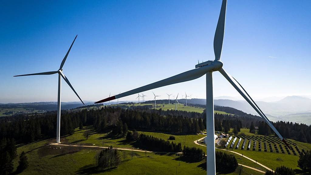 Die Schweiz liegt bei der erneuerbaren Energieproduktion im europäischen Mittelfeld - auch beim Bau von Windkraftwerken. (Archivbild)