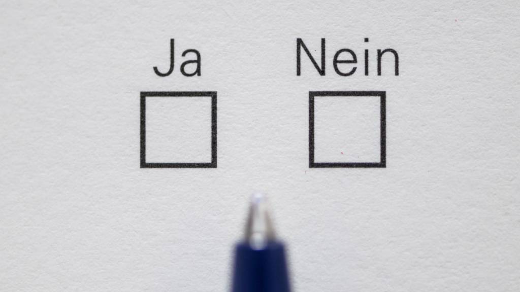 Noch liegt das Kreuz irgendwo dazwischen: Sieben Wochen vor der nationalen Abstimmung sind die Meinungen noch nicht gemacht, wie die erste Umfragerunde zeigte. (Symbolbild)